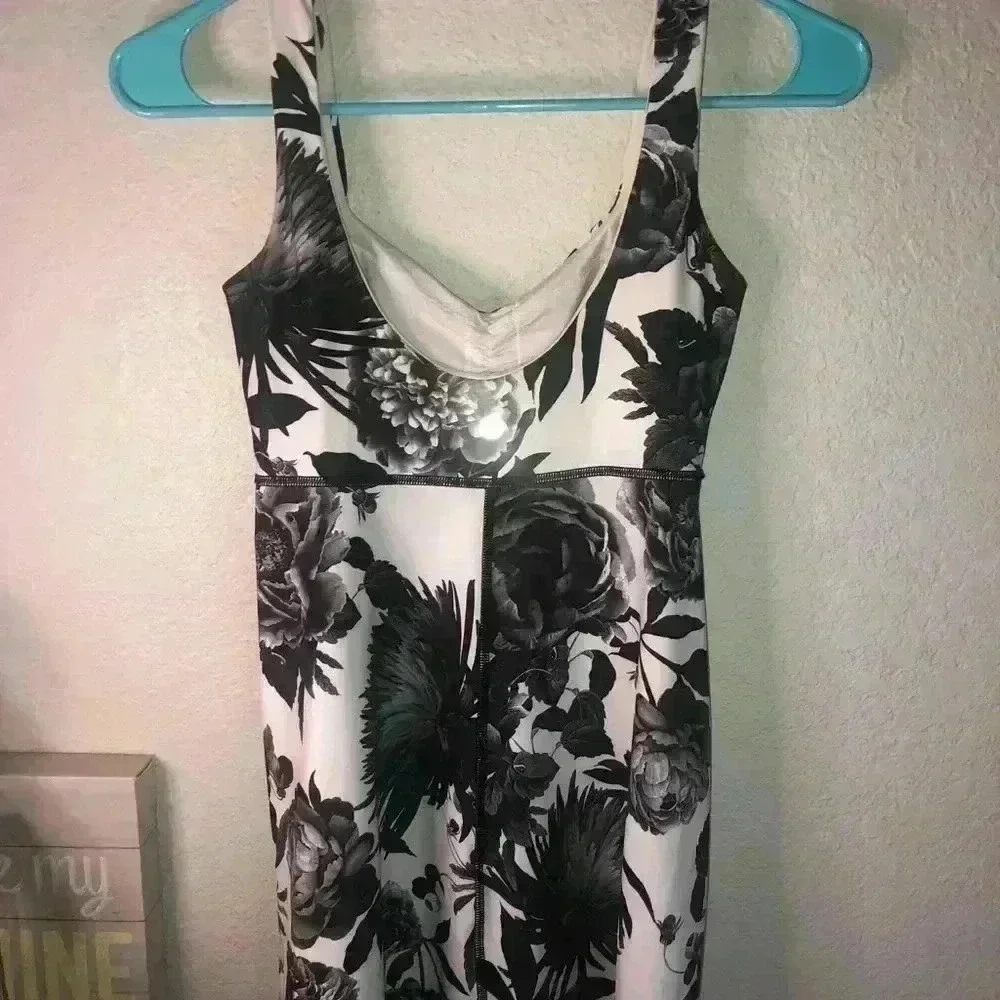 Lululemon floral black and white tank sz 4